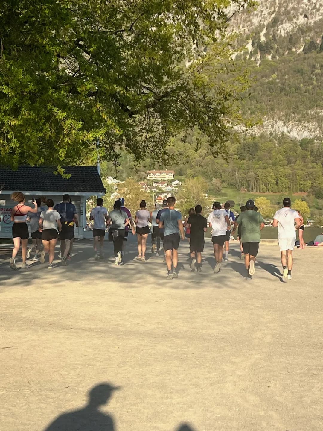 Coureur du Run Club Fílos vu de dos, en mouvement à Annecy