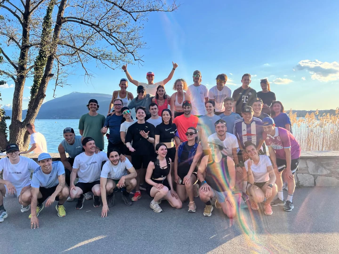 Le groupe des coureurs du Run Club Fílos rassemblé après une session du jeudi à Annecy